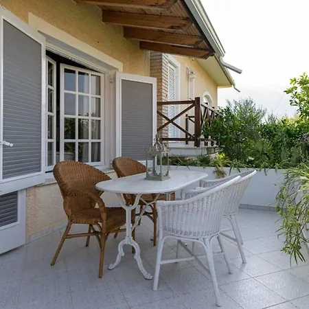 Serene Seaside Bliss - Lush & Secluded Garden Oasis *