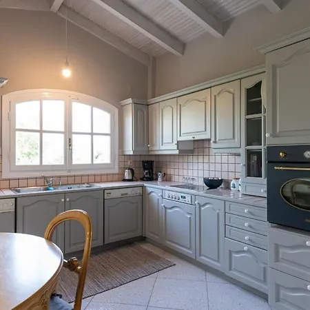 Serene Seaside Bliss - Lush & Secluded Garden Oasis *