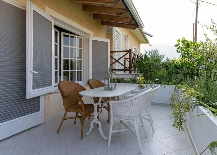 Serene Seaside Bliss - Lush & Secluded Garden Oasis *