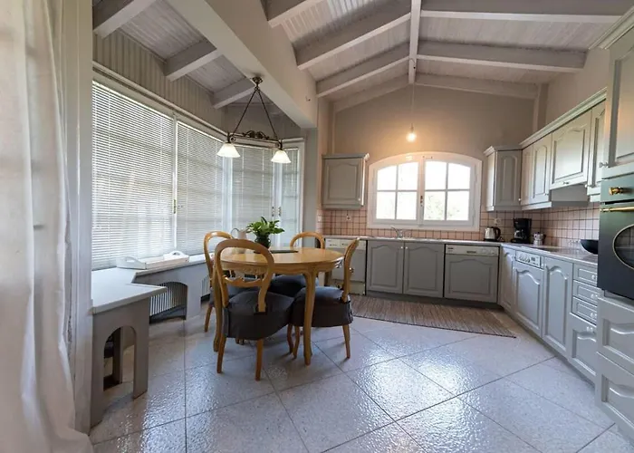 Feriehus Serene Seaside Bliss - Lush & Secluded Garden Oasis *