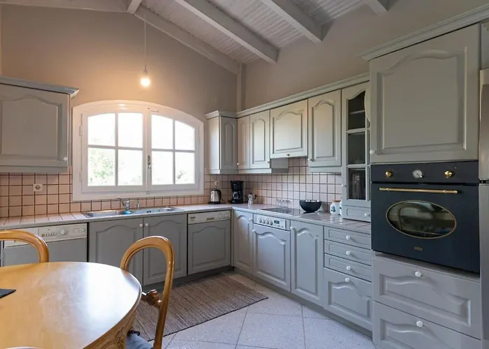 Serene Seaside Bliss - Lush & Secluded Garden Oasis *