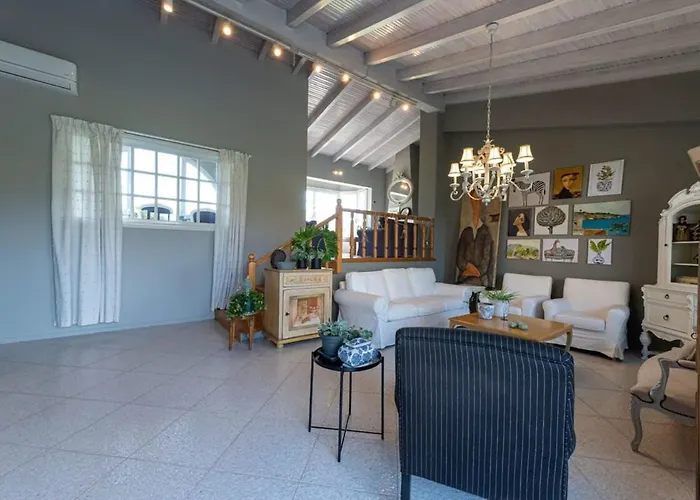 Serene Seaside Bliss - Lush & Secluded Garden Oasis Feriehus *