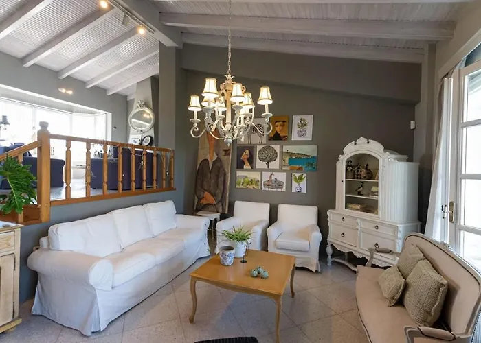 Feriehus Serene Seaside Bliss - Lush & Secluded Garden Oasis Kalamata