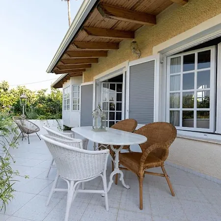 Serene Seaside Bliss - Lush & Secluded Garden Oasis 別荘
