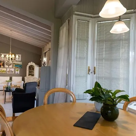 Сasa de vacaciones Serene Seaside Bliss - Lush & Secluded Garden Oasis *