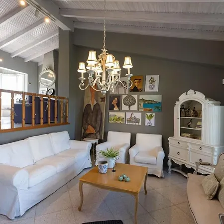 Casa de Férias Serene Seaside Bliss - Lush & Secluded Garden Oasis Calamata