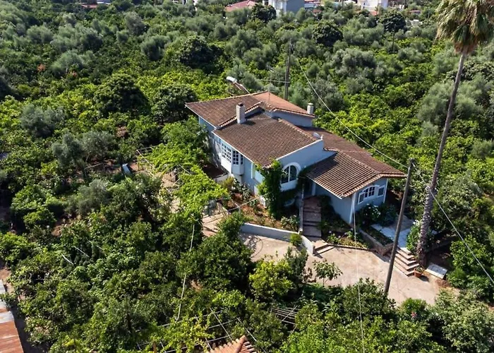 Сasa de vacaciones Serene Seaside Bliss - Lush & Secluded Garden Oasis