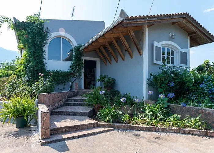 Serene Seaside Bliss - Lush & Secluded Garden Oasis * Kalamata