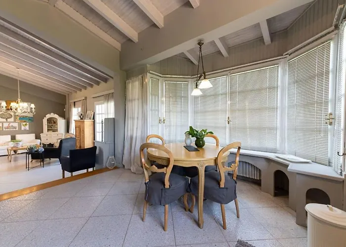 Сasa de vacaciones Serene Seaside Bliss - Lush & Secluded Garden Oasis Kalamata