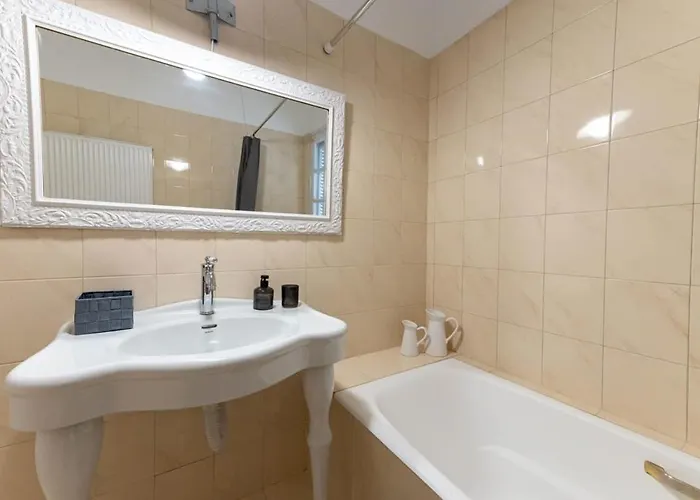 Serene Seaside Bliss - Lush & Secluded Garden Oasis 칼라마타