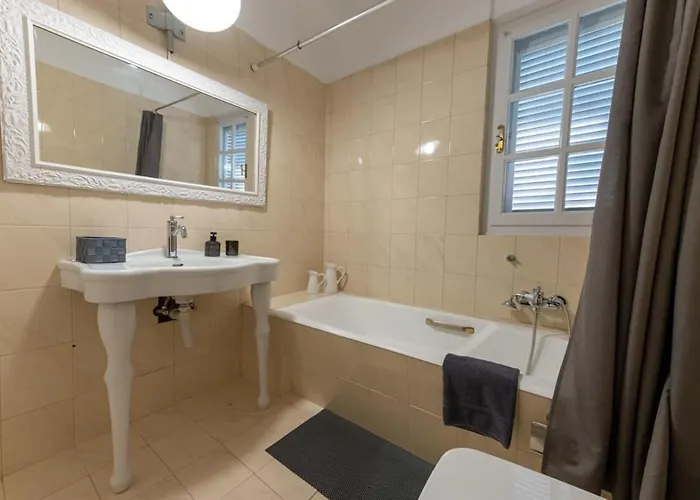 Serene Seaside Bliss - Lush & Secluded Garden Oasis Сasa de vacaciones *