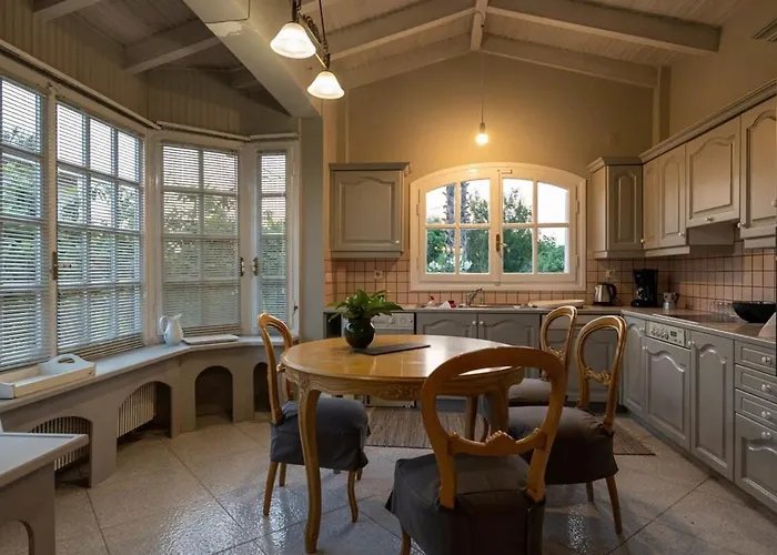 Serene Seaside Bliss - Lush & Secluded Garden Oasis 펜션 칼라마타