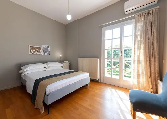 Serene Seaside Bliss - Lush & Secluded Garden Oasis