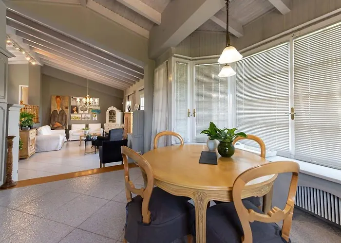 Сasa de vacaciones Serene Seaside Bliss - Lush & Secluded Garden Oasis