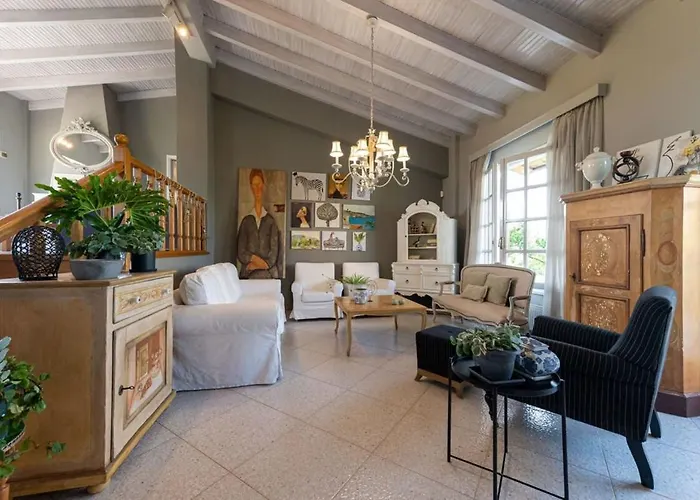 Serene Seaside Bliss - Lush & Secluded Garden Oasis Сasa de vacaciones Kalamata