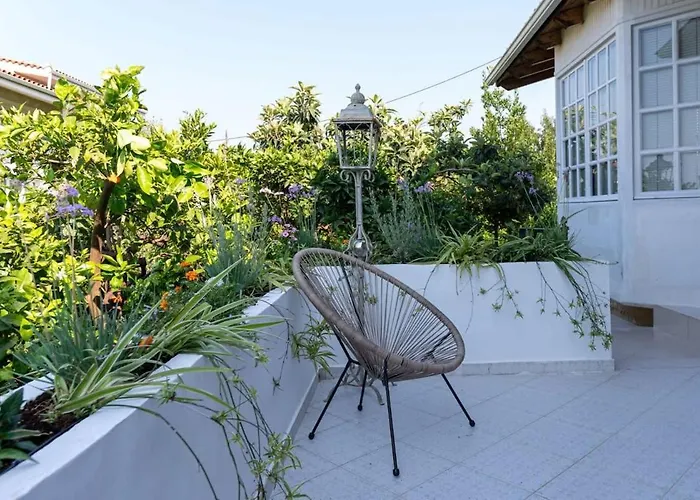 Serene Seaside Bliss - Lush & Secluded Garden Oasis *